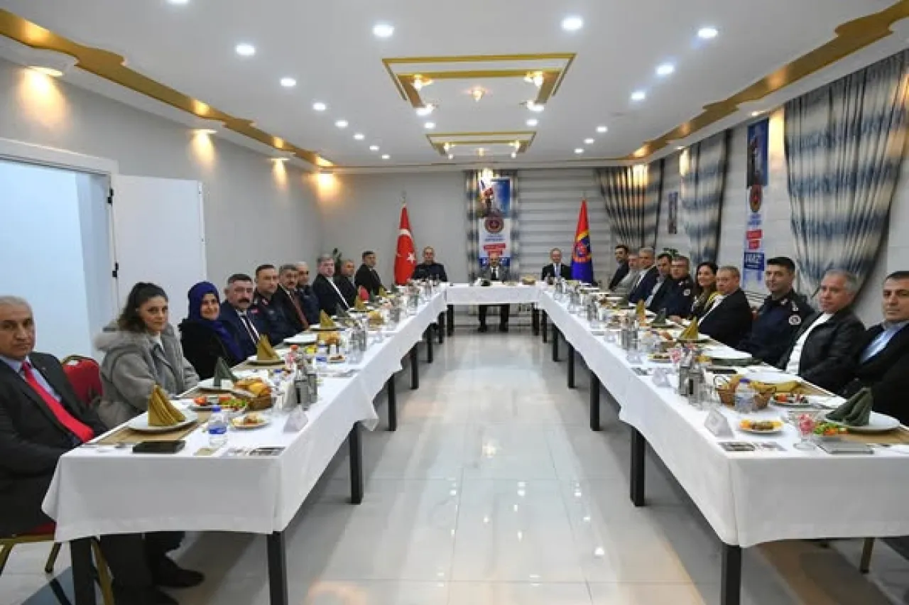 Balıkesir Valisi Ustaoğlu, Jandarma Asayiş Vakfı İftarında Personel ve Aileleriyle Bir Araya Geldi