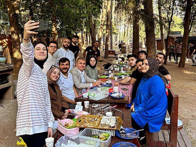 AK Parti Balıkesir Milletvekili Mustafa Canbey, Gençlerle Piknikte Buluştu