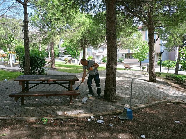 Karesi Belediyesi’nin Park Temizliği Devam Ediyor