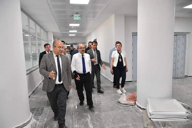 Vali Ustaoğlu, Susurluk Devlet Hastanesi İnşaatını İnceledi