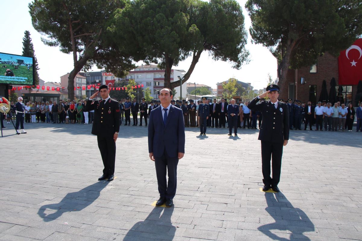 Gönen’de Atatürk Anıtı’na Çelenk Sunma Töreni Düzenlendi