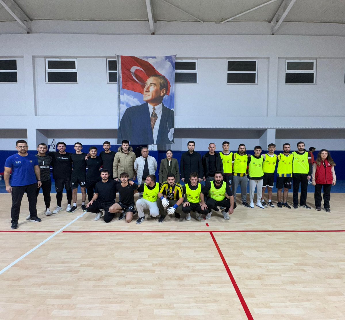 Marmara Kaymakamı Elif Çelik, Futsal Turnuvası’nın açılış maçına katıldı