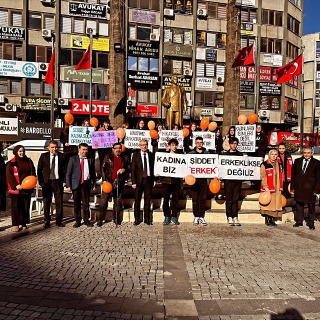 25 Kasım Kadına Yönelik Şiddete Karşı Uluslararası Mücadele Günü’nde Edremit’te Anlamlı Bir Etkinlik Düzenlendi