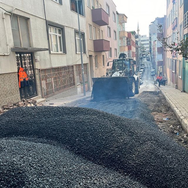 Bandırma Belediyesi, Şehir Genelinde Yol Bakım ve Onarım Çalışmalarını Sürdürüyor