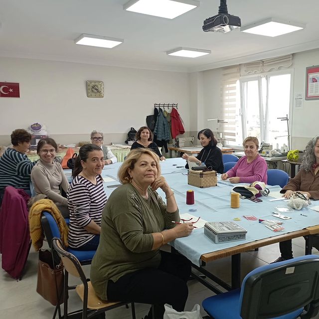 Ayvalık Halk Eğitimi Merkezi’nde Giyim Üretiminde Temel Teknikler Kursu Başladı