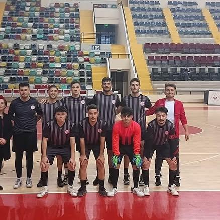 GSB Yurtları Futsal Turnuvası: Dursunbey Yurdu Ayvalık’ı penaltılarla mağlup ederek finale adını yazdırdı