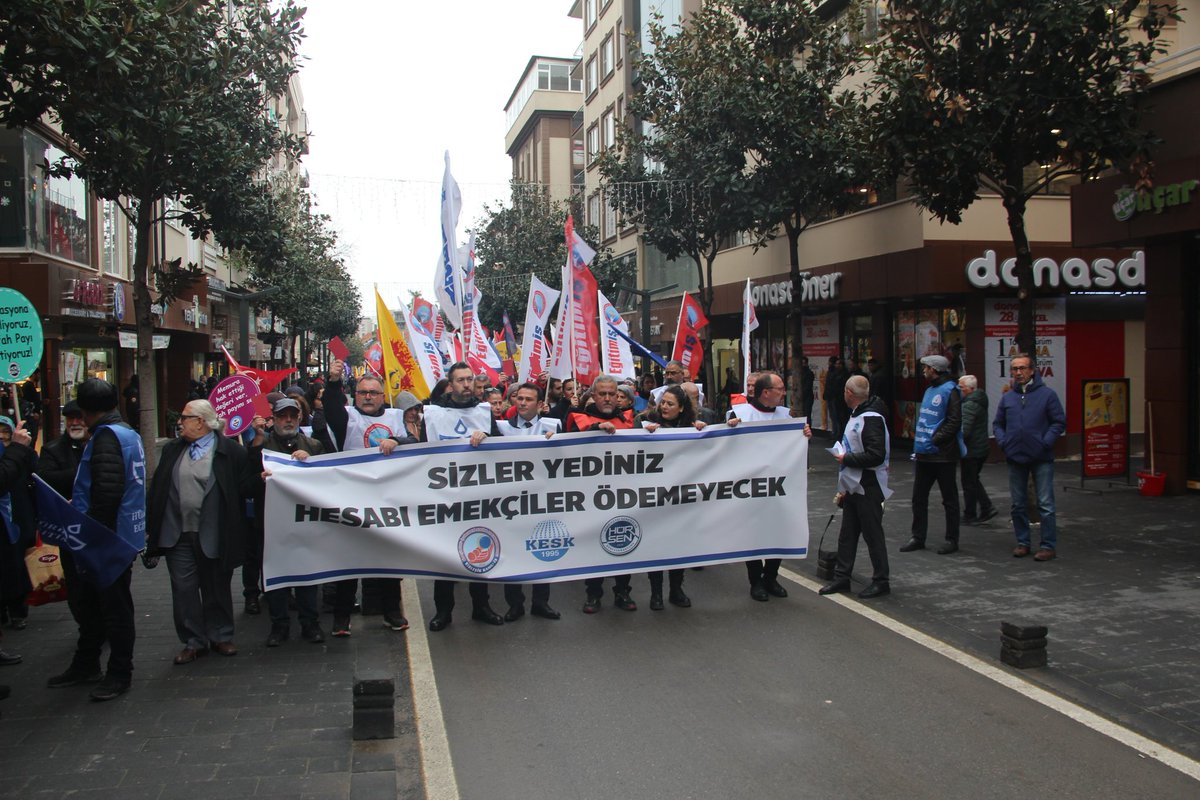 CHP Balıkesir İl Başkanı ve İl Yöneticileri “Sefalet Ücreti” İçin Yürüyüş Düzenledi