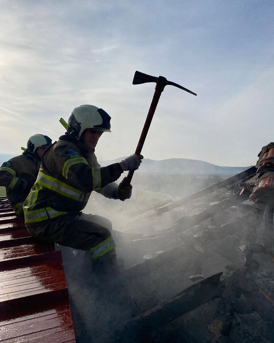 Burhaniye’de Çatı Yangınına İtfaiye Ekibi Müdahale Etti