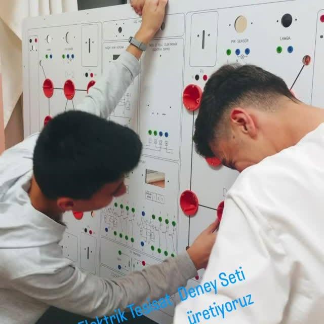 Karesi İlçe Milli Eğitim Müdürlüğü, Elektrik Tesisatı Alanında Öğrencilere Pratik Eğitim Sunuyor