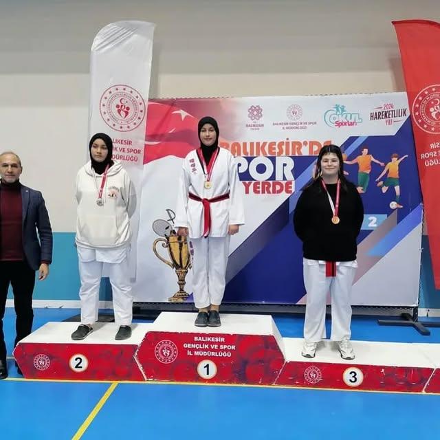 Edremit Anadolu İmam Hatip Lisesi Öğrencilerinden Büyük Başarı