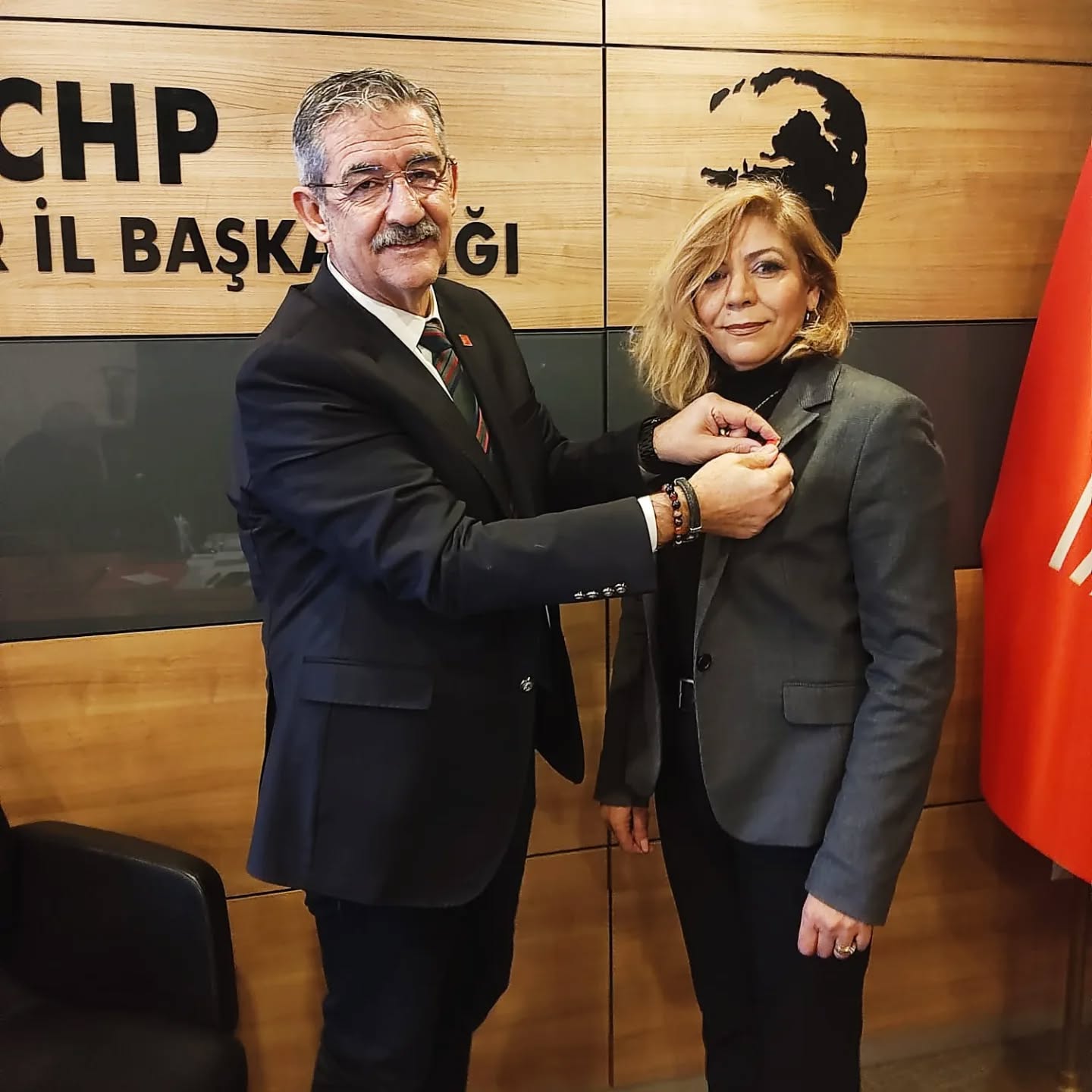 CHP Balıkesir’de Yeni Üye Coşkusu: Ümmühan Karapınar’a Rozet Takdim Edildi