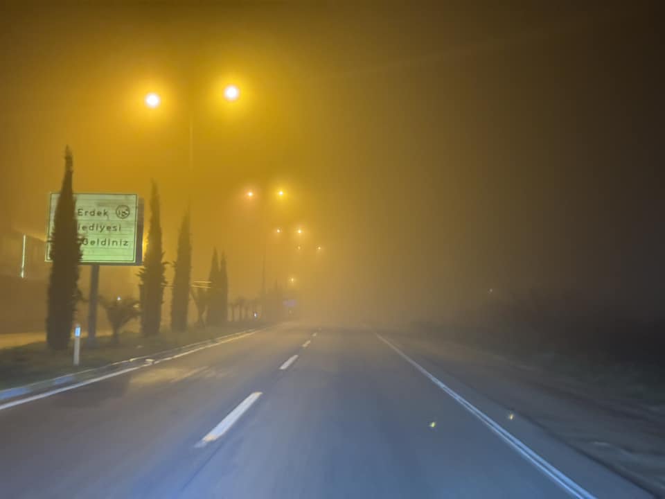 Erdek’te Yoğun Sis Sürücülere Zor Anlar Yaşatıyor