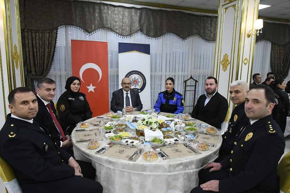 Balıkesir Valisi, Polisevinde İftar Yaptı