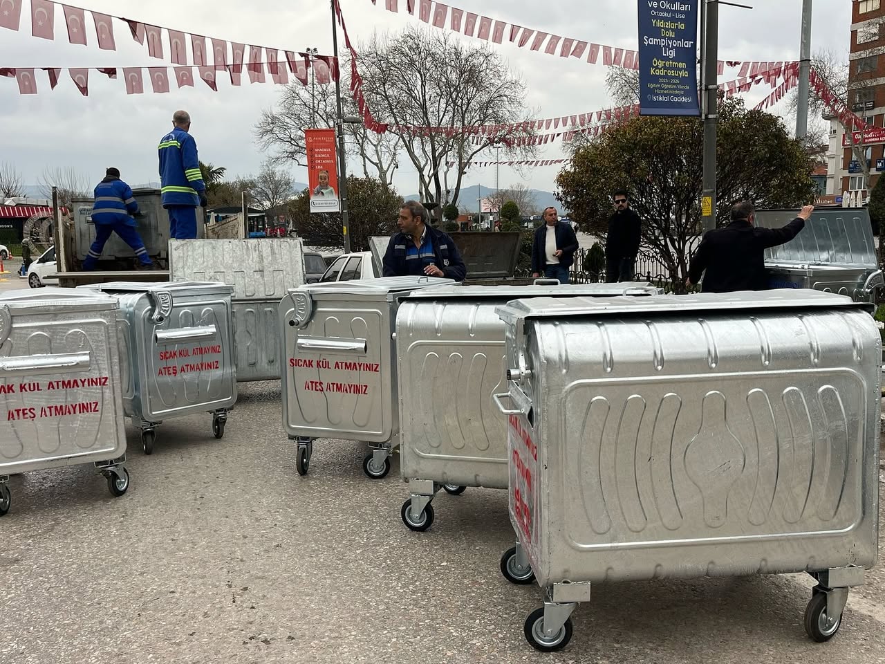 Bandırma’da Temizlik Çalışmaları Kapsamında Yeni Çöp Konteynerleri Yerleştirildi