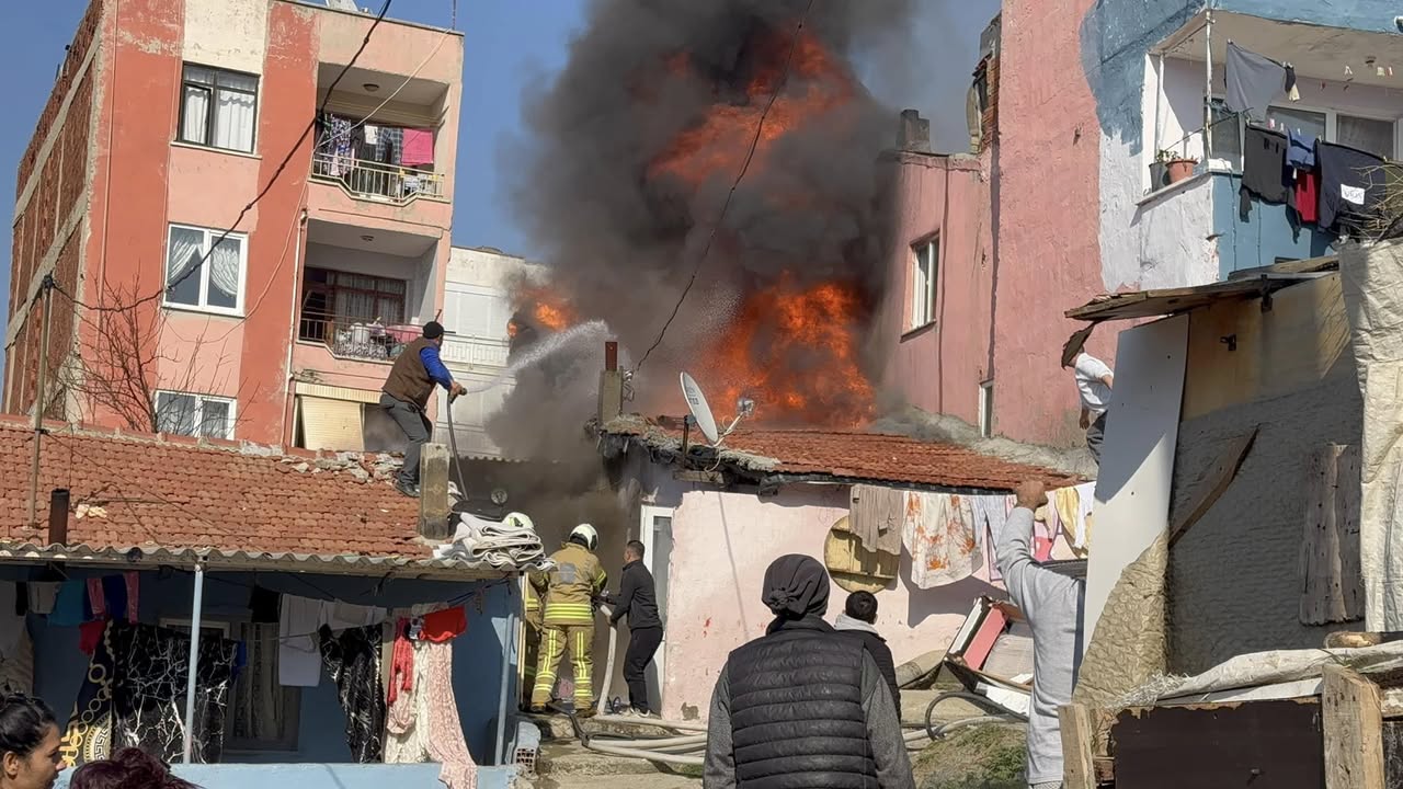 Erdek’te Yangın Panik Yarattı: Tek Katlı Ev Kullanılamaz Hale Geldi